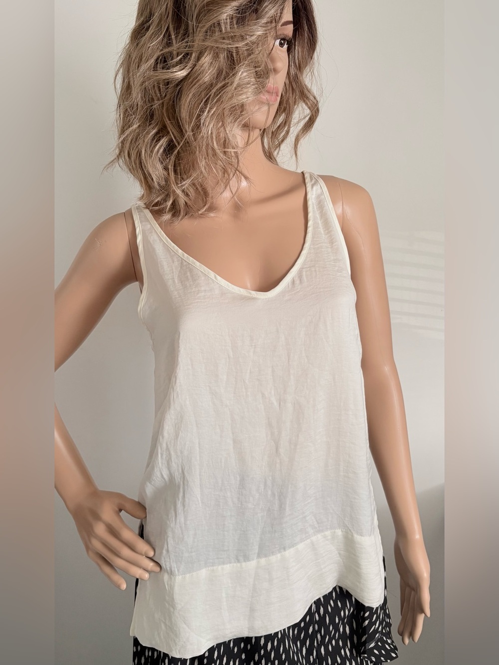 NWOT H&M Women's Cream V-Neck Sleeveless Top Silky Feel Lightweight Size 6